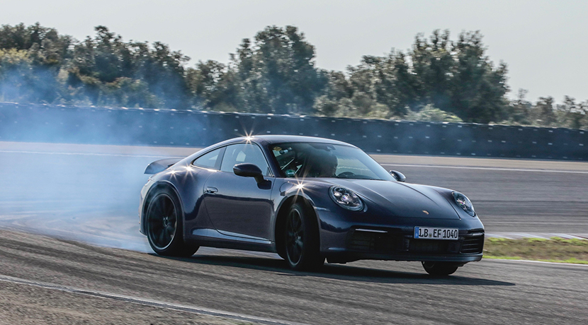 Porsche 911 drift in circuit